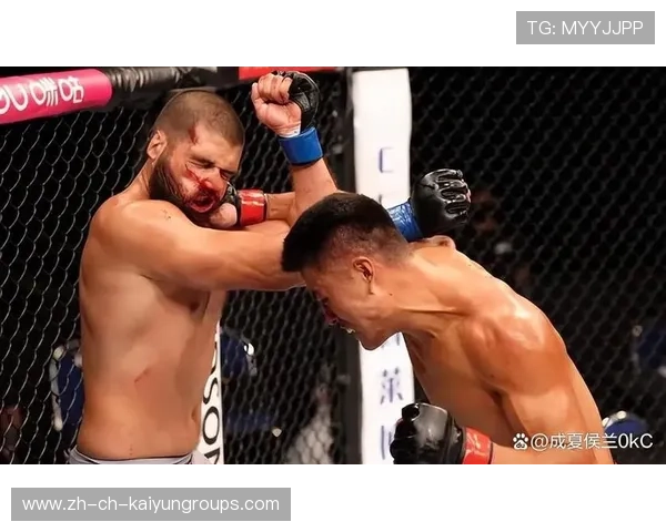 UFC拳手炫酷“站在笼顶庆祝差点摔下去”，刺激瞬间燃爆赛场